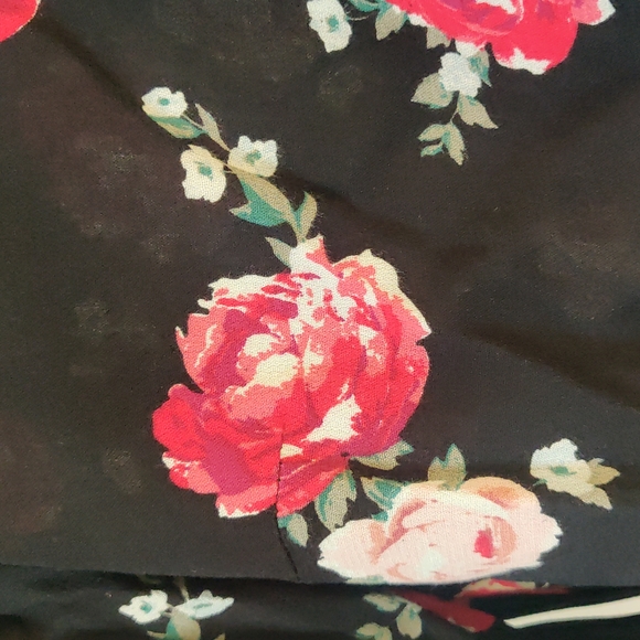 Black blouse with roses - Picture 7 of 8
